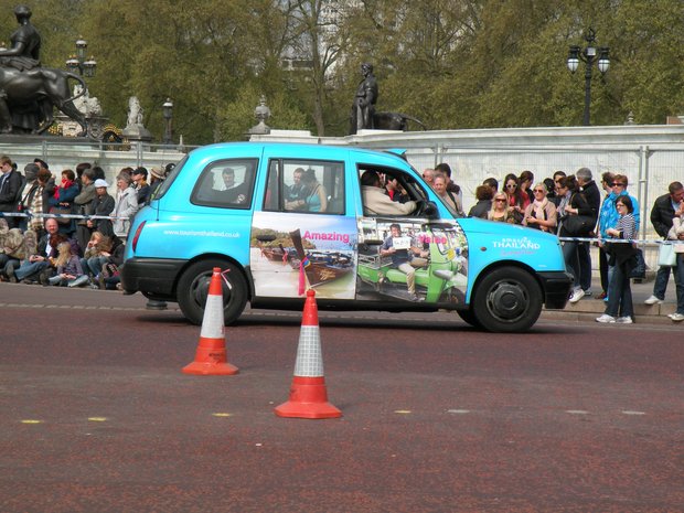  taxi londonien bleu ciel